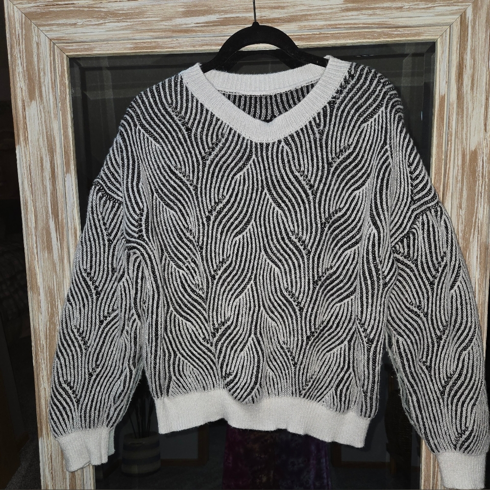 Black and White Patterned Sweater Set - Picture 4 of 5
